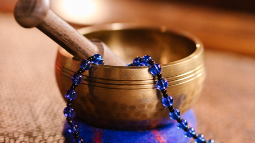 Purifier vos pierres naturelle à l'aide d'un bol chantant